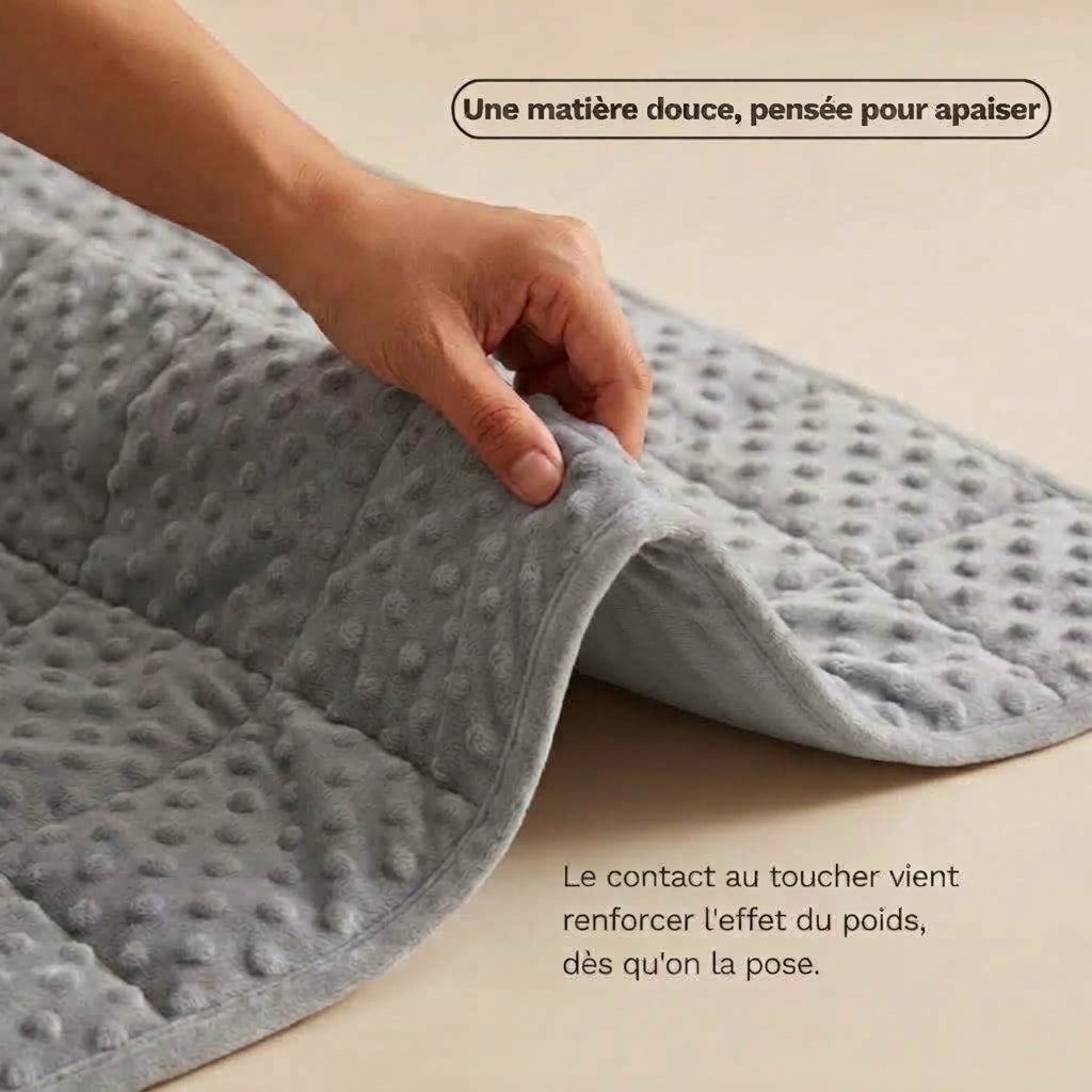 Couverture lestée enfant LESTAE tenue à la main, souple malgré son poids