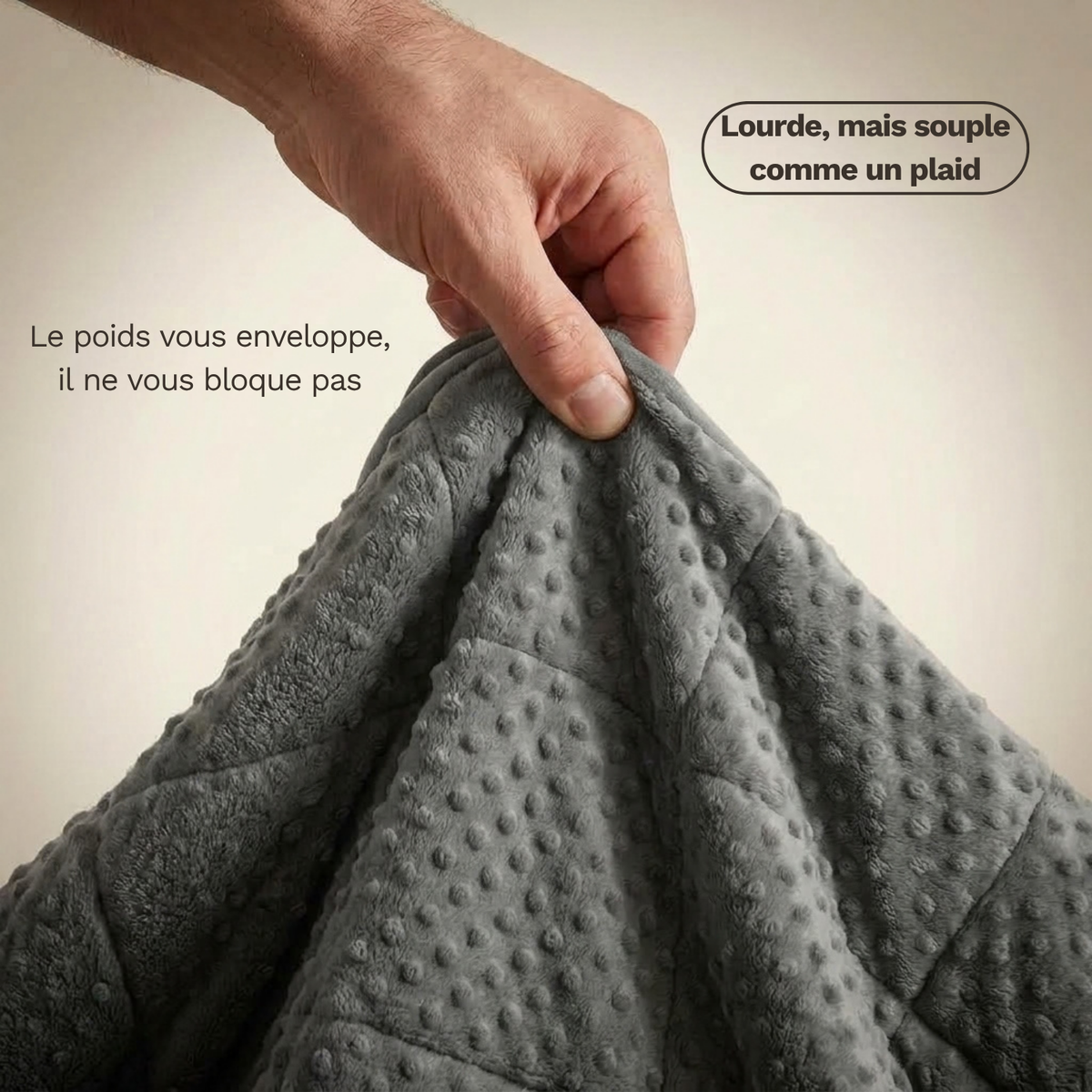 Main soulevant la couverture lestée réversible, souple comme un plaid
